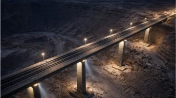 مصر تُنهي تشييد كوبري يتحدى جبلين بارتفاع 90 متر بطريق فوق السحاب